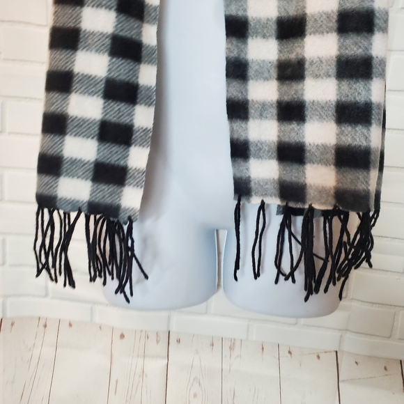Black and White Checkered Fleece Scarf - Picture 3 of 6